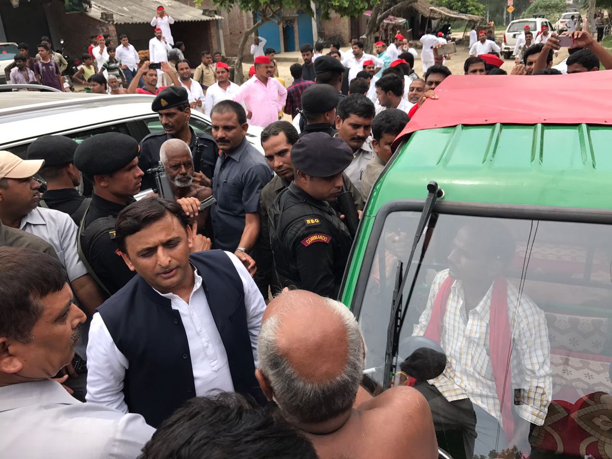 Akhilesh-Yadav-arrested-at-Lucknow-Airport