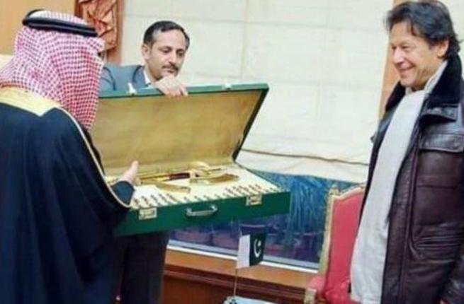 Pakistan gifted a gold plated assault rifle to Saudi Prince