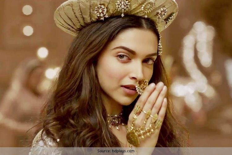 deepika-padukone-recieved-maharashtrian-of-the-year-award