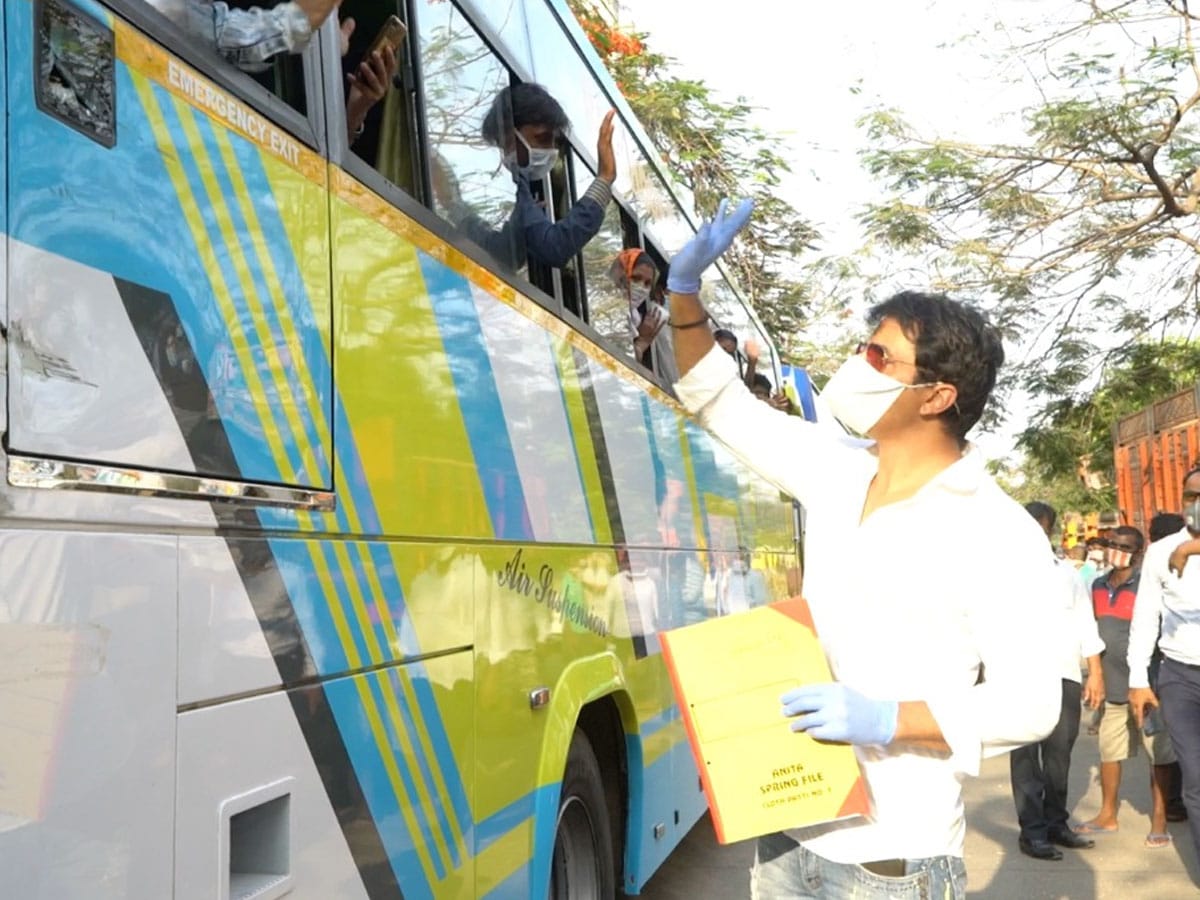 sonu sood waving at migrant workers returning home