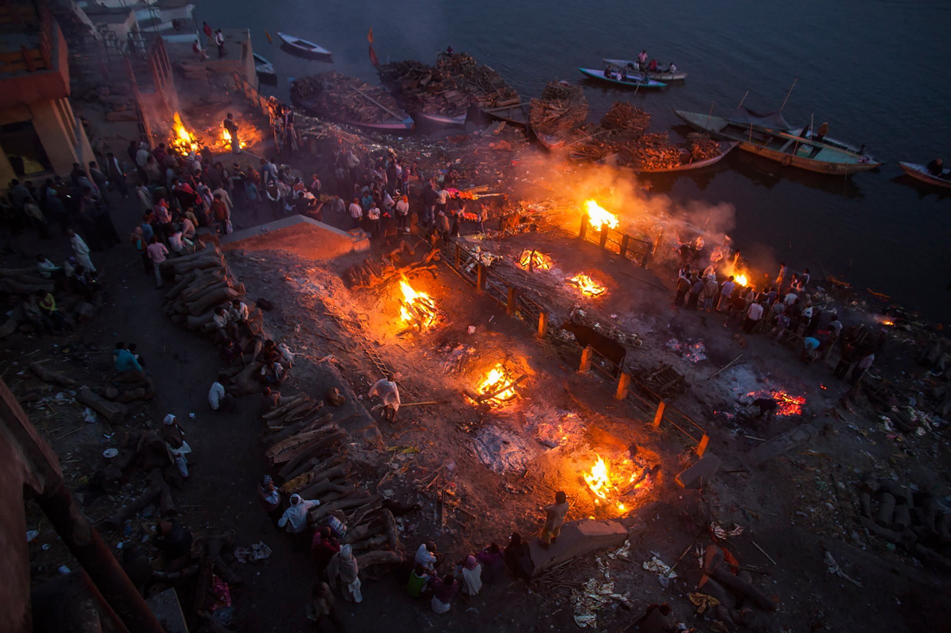 Delhi: The conditions of crematorium is worst ever, as they struggle with coronavirus death.