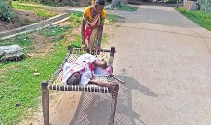 Odisha: A 100-year old mother was dragged by her daughter on a cot in order to withdraw money fro Bank