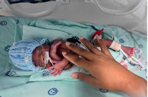colombian woman gives birth
