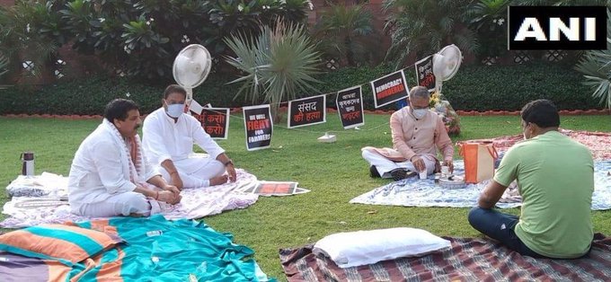suspended-MPs-drinking-tea-in-Rajyasabha